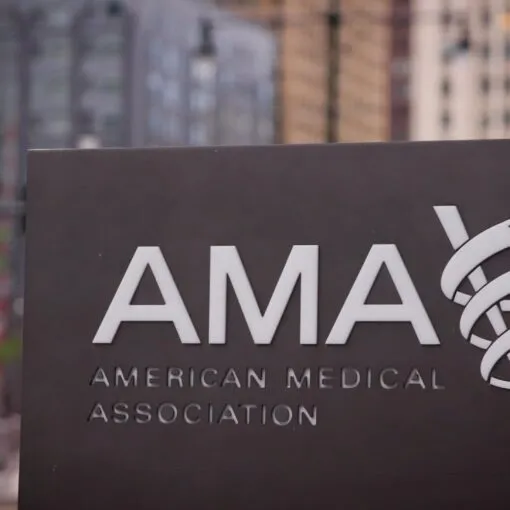 Die AMA hat in den USA einheitliche CPT-III-Erstattungscodes für die gleichzeitige optische und magnetische Stimulation (COMS) eingeführt